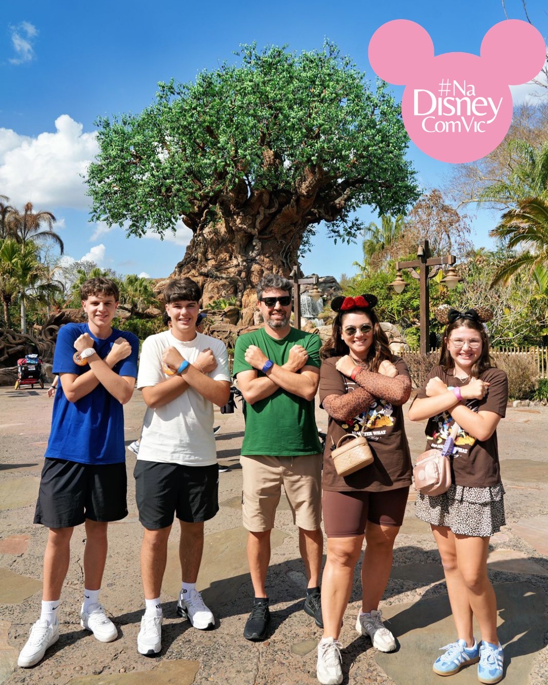 Família guiada em frente à Árvore da Vida no Animal Kingdom