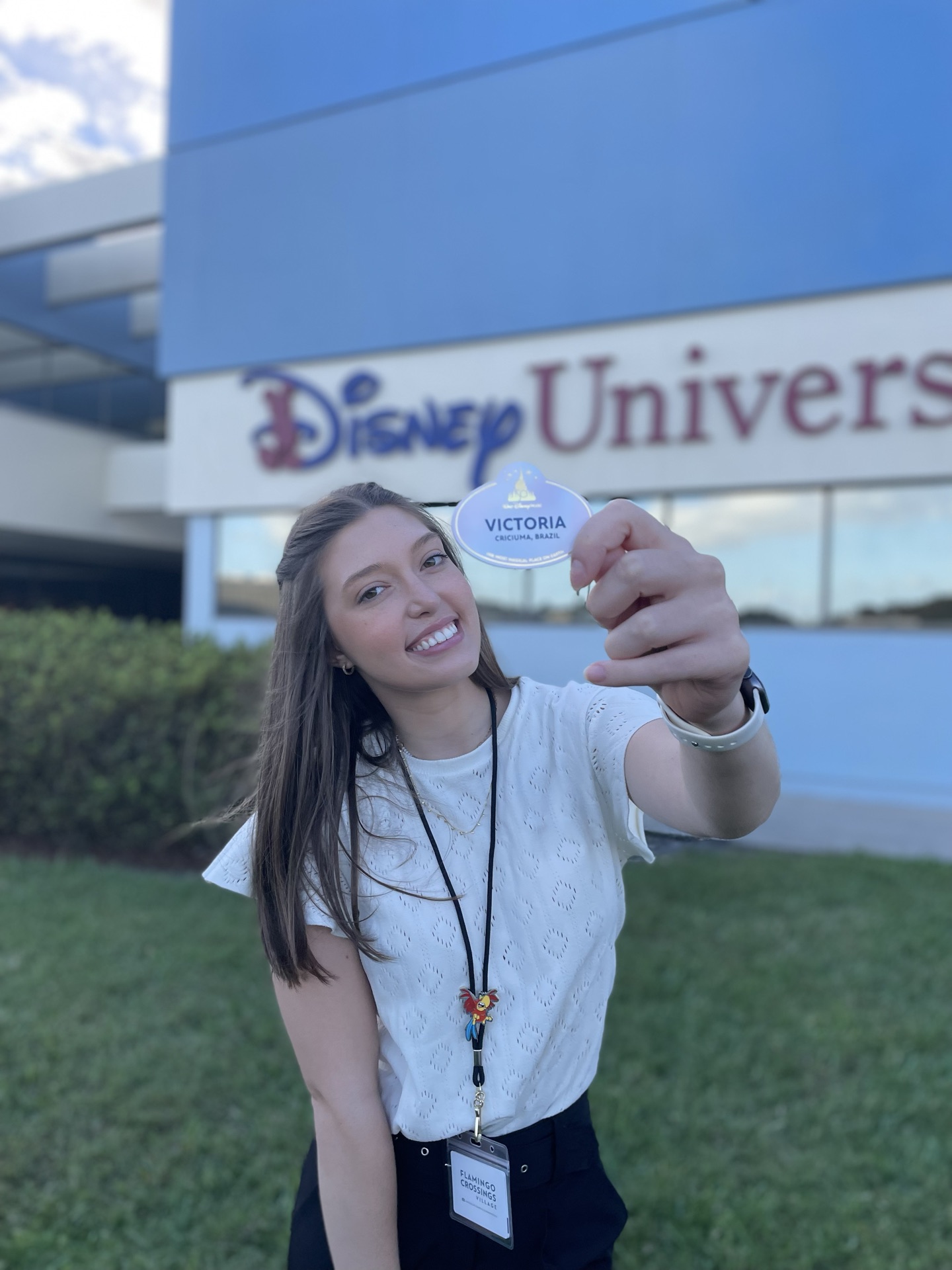 Victoria Salvalaggio exibindo seu crachá em frente à Disney University