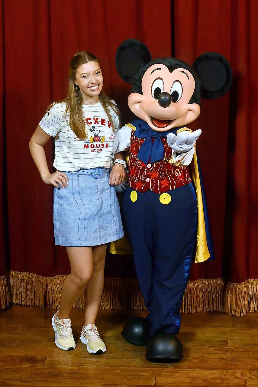 Victoria Salvalaggio ao lado do Mickey Mouse na Disney